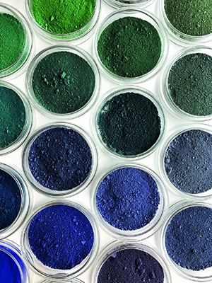 detail van 120 kleur schakeringen. pigment in glazen petrischalen (2018)